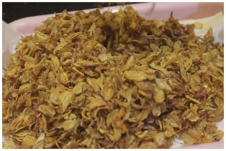 Bukan direndam air, emak-emak ini punya trik bikin bawang goreng agar renyah berbulan-bulan