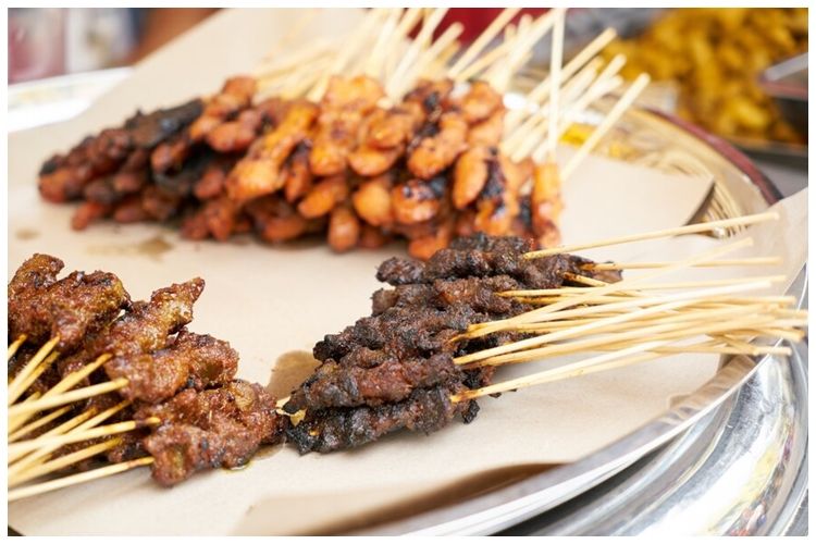 Tak perlu dipatahkan atau dikubur, ini trik buang sampah tusuk sate dengan aman agar tak&nbsp;membahayakan