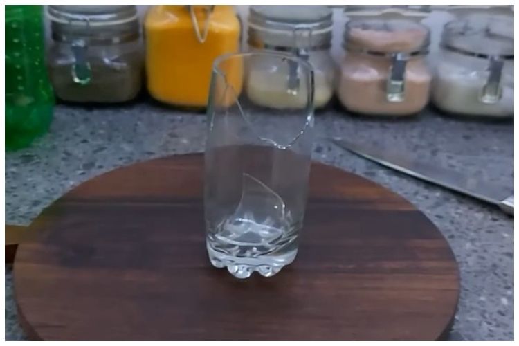 Tanpa dimasukkan kardus, ini trik buang pecahan gelas kaca supaya tidak membahayakan dan tak melukai