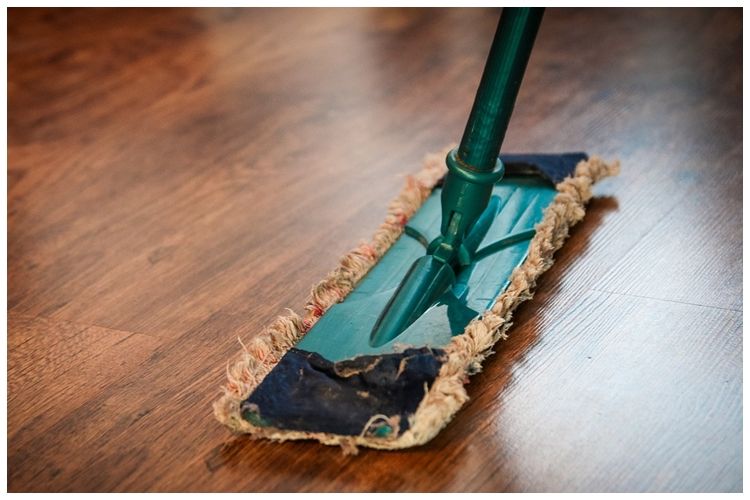 Cukup 5 menit, trik menghilangkan bau amis di kain pel ini bikin lantai lebih bersih&nbsp;maksimal