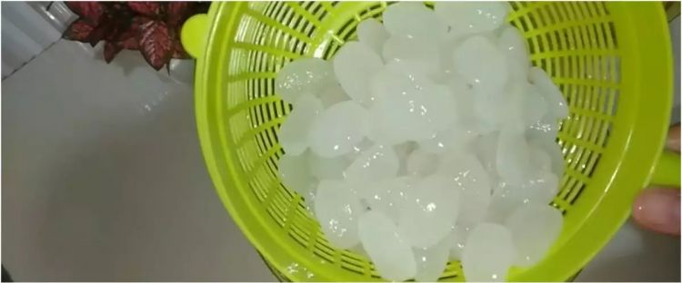 Cara efektif mencuci kolang-kaling agar tidak berlendir dan berbau&nbsp;asam