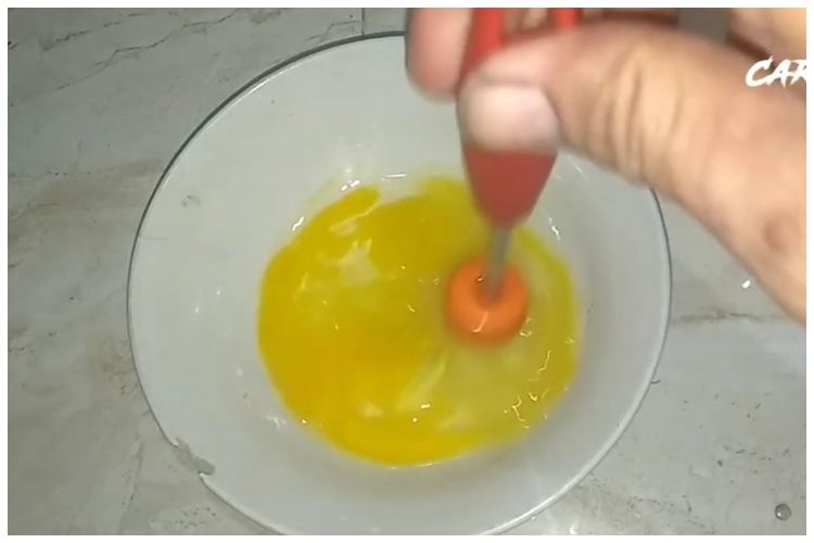 Warganet ini sulap gagang sutil patah jadi alat pengaduk telur, kreatif cuma pakai 1 barang&nbsp;bekas