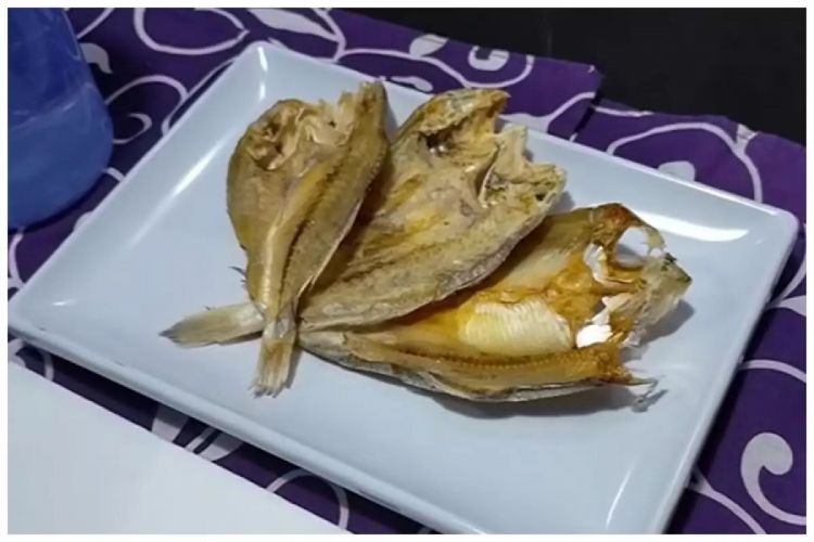 Cara mengurangi rasa asin berlebih pada ikan asin menggunakan 1 alat&nbsp;sederhana